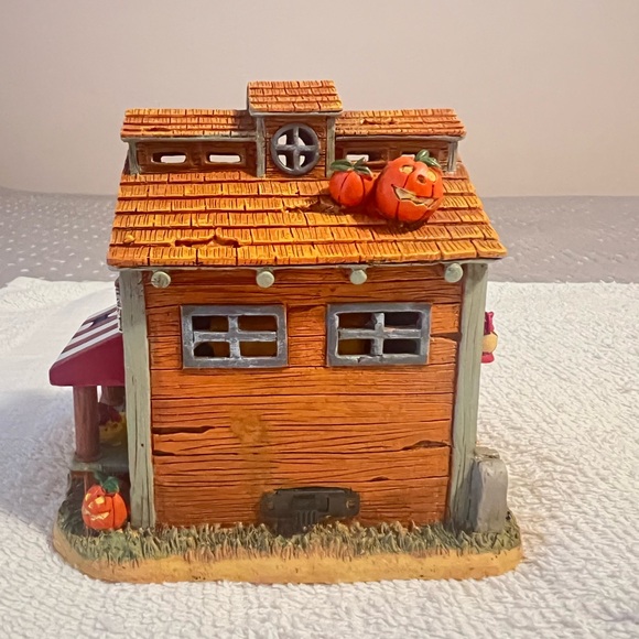 HAWTHORNE VILLAGE DISNEY HALLOWEEN HARVEST DAISEY’S FARMERS MARKET LIGHTUP HOUSE - Picture 2 of 5